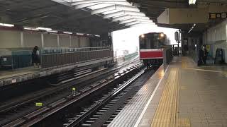 雨の御堂筋線西中島南方駅　大阪メトロ10系　到着