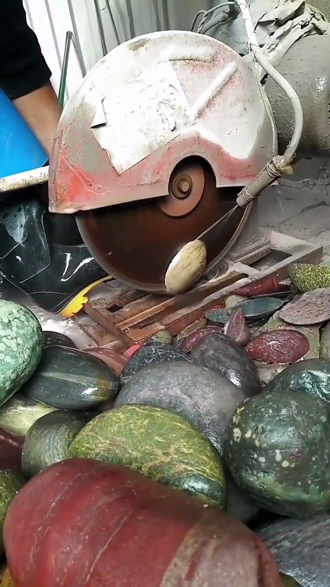 The process of cutting jade in stone