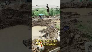 Gold Mining in the Rain #goldprospecting #goldpanning