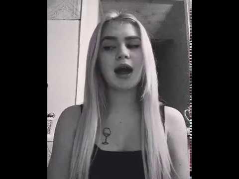 Девушка поет. Девушка поет в микрофон. В хрущевке мы поет девушка. Певица с микрофоном. В хрущевке мы поет девушка.