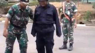 Lucu latihan pbb goyang seluruh badan.. di latih TNI