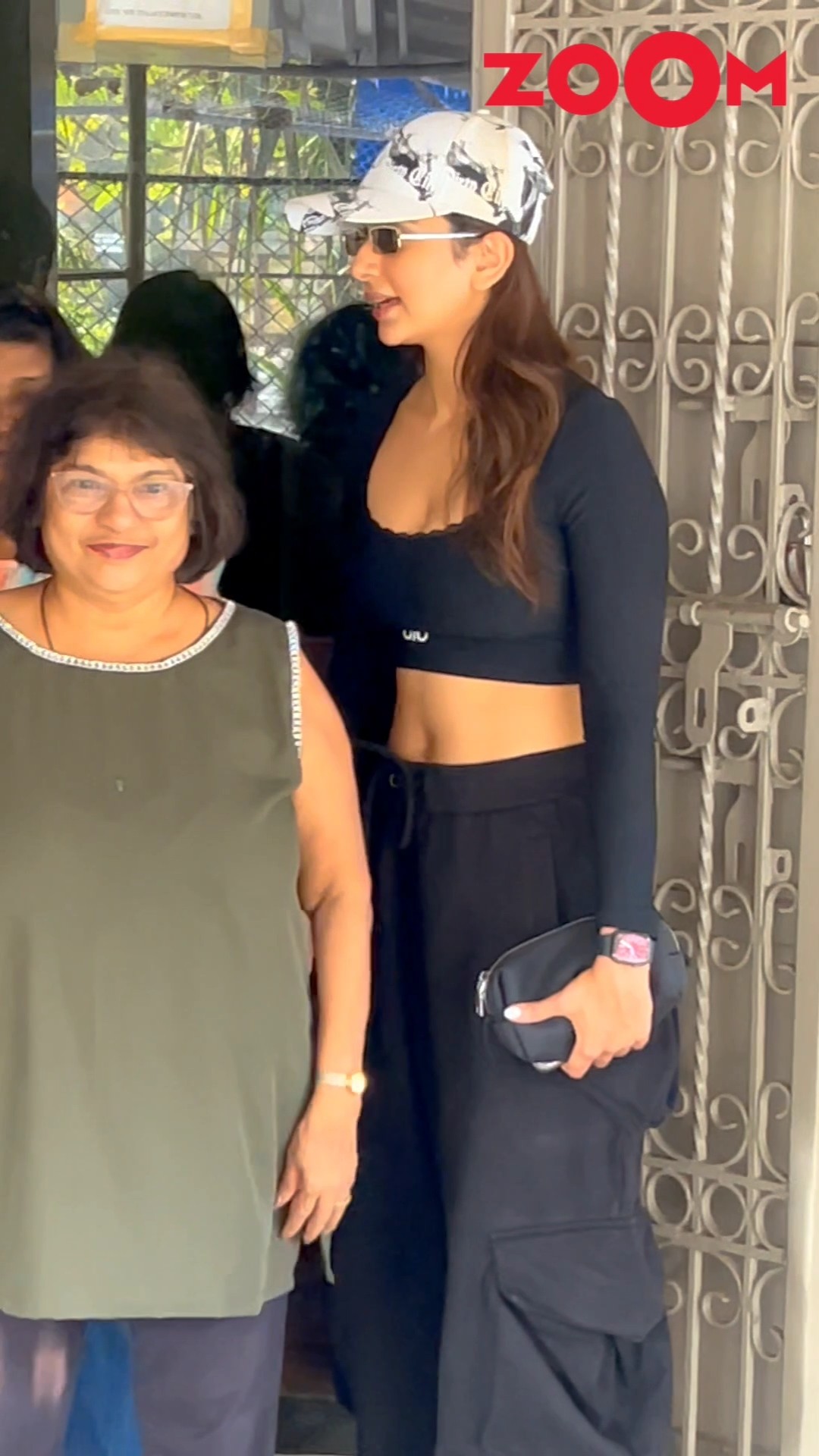 Rakul Preet Singh happily pose with her fans in the city #shorts #rakulpreetsingh #spotted