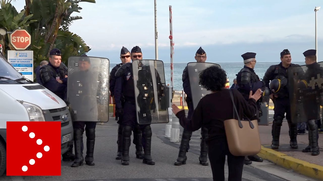 Gilet gialli, tensione a Mentone per blocco polizia: proteste degli automobilisti italiani