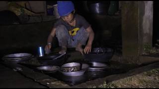 Eating boiled potatoes in the villagellRuralvillagelife