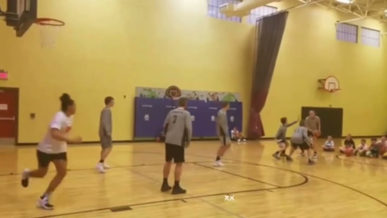 Paige Bueckers & Azzi Fudd 2v5 scrimmage