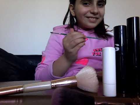 კოსმეტიკის განხილვა/მაკიაჟის გაკეთება