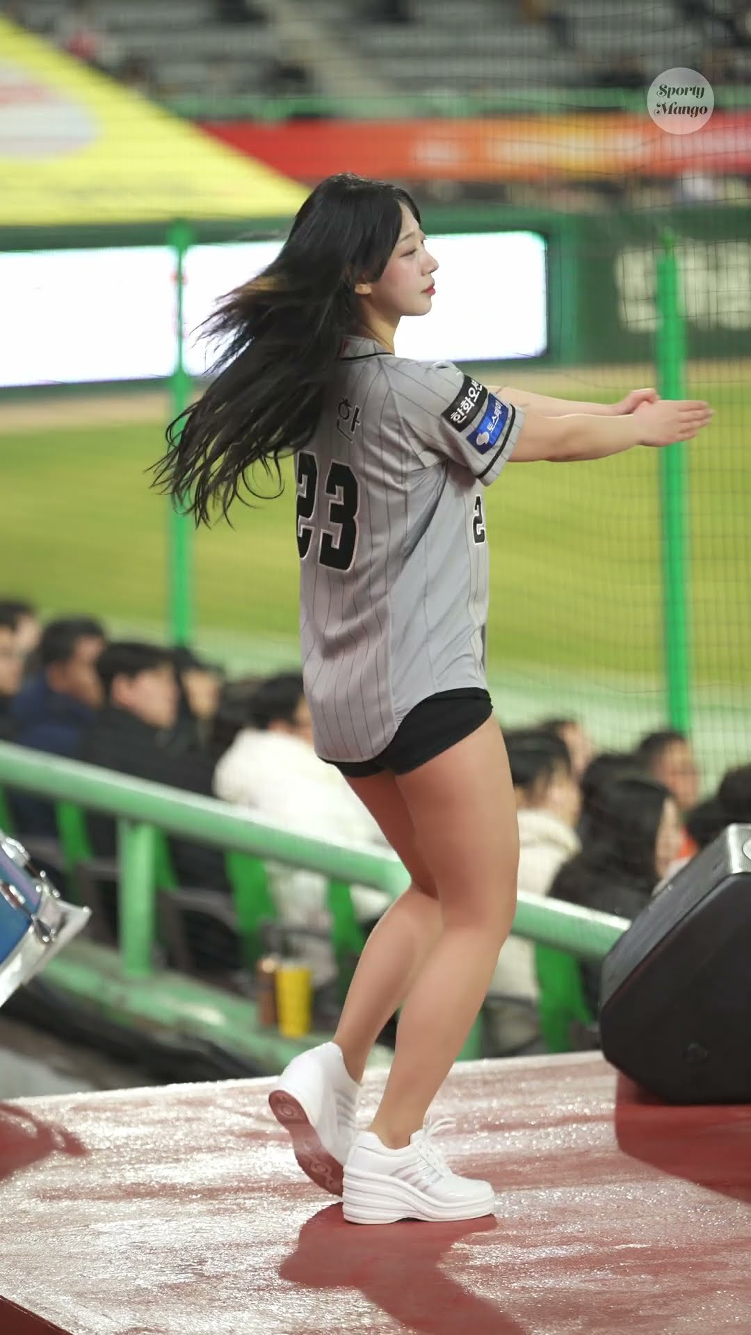 우수한(Woo Su Han) 치어리더 손끝 모양도 예쁘다
