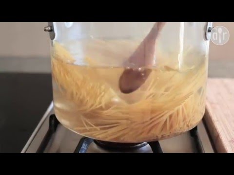 Wideo: Jak Gotować Makaron Szklany