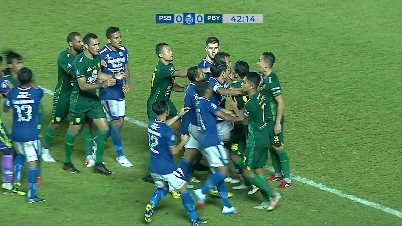 Momen Penuh Emosi di Laga Persib vs Persebaya! | BRI Liga 1 Momen Penuh Emosi di Laga Persib vs Persebaya! | BRI Liga 1