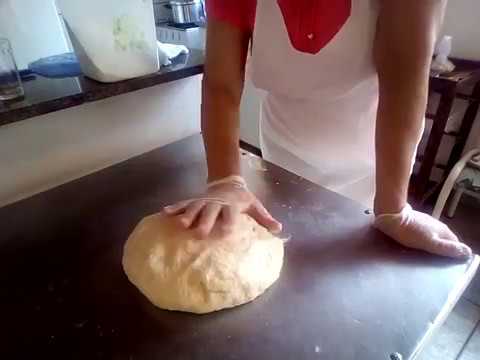 Vídeo: Como Fazer Uma Massa De Pão