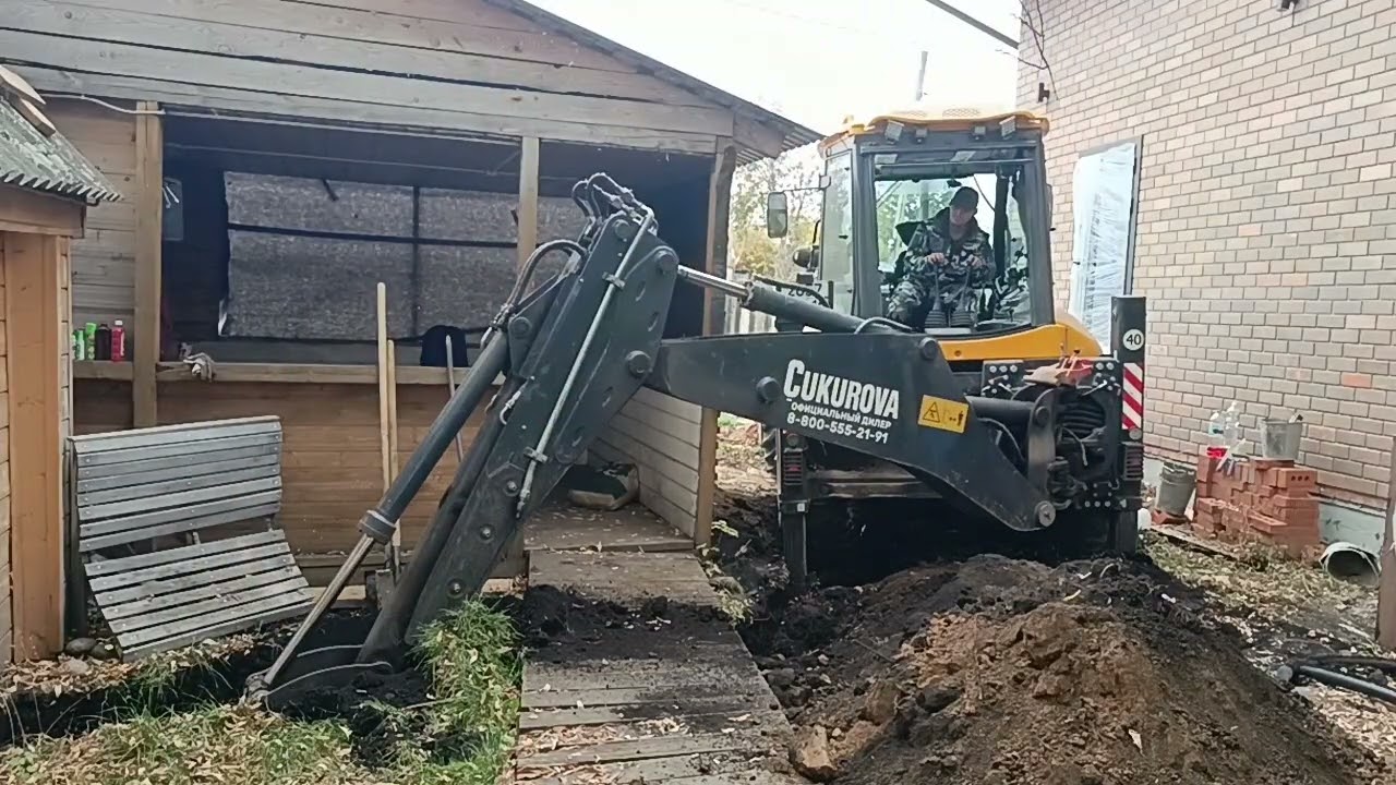 Эскаватор погрузчик траншея под воду