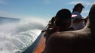 Катание на лодке по волнам. Адриатическое море. Италия