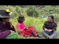 Liberato Kani conversando en Quechua con dos grandes maestras del Quechua