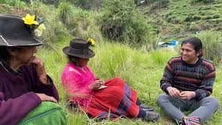 Liberato Kani conversando en Quechua con dos grandes maestras del Quechua