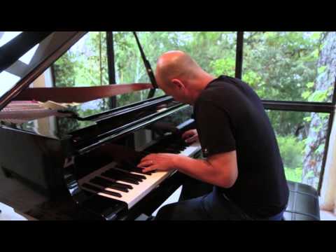Video: Beobachten Sie Den Komponisten Inon Zur Beim Spielen Des Fallout 4-Themas Am Klavier