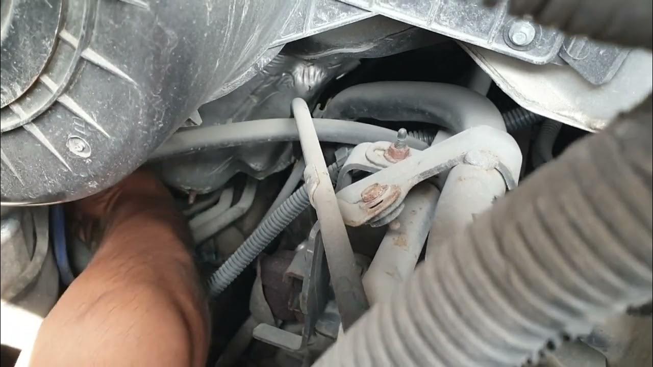 익스프레스밴 AC 진공호스 수리.공조 방향 수리.Chevy Express A/C Vacuum Line Repair - YouTube