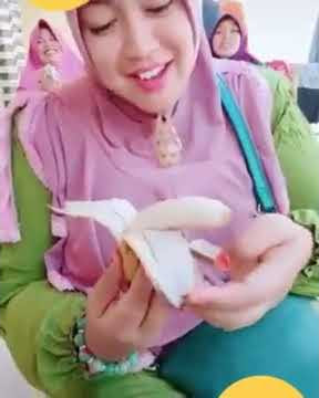 Kondangan makan pisang elastis