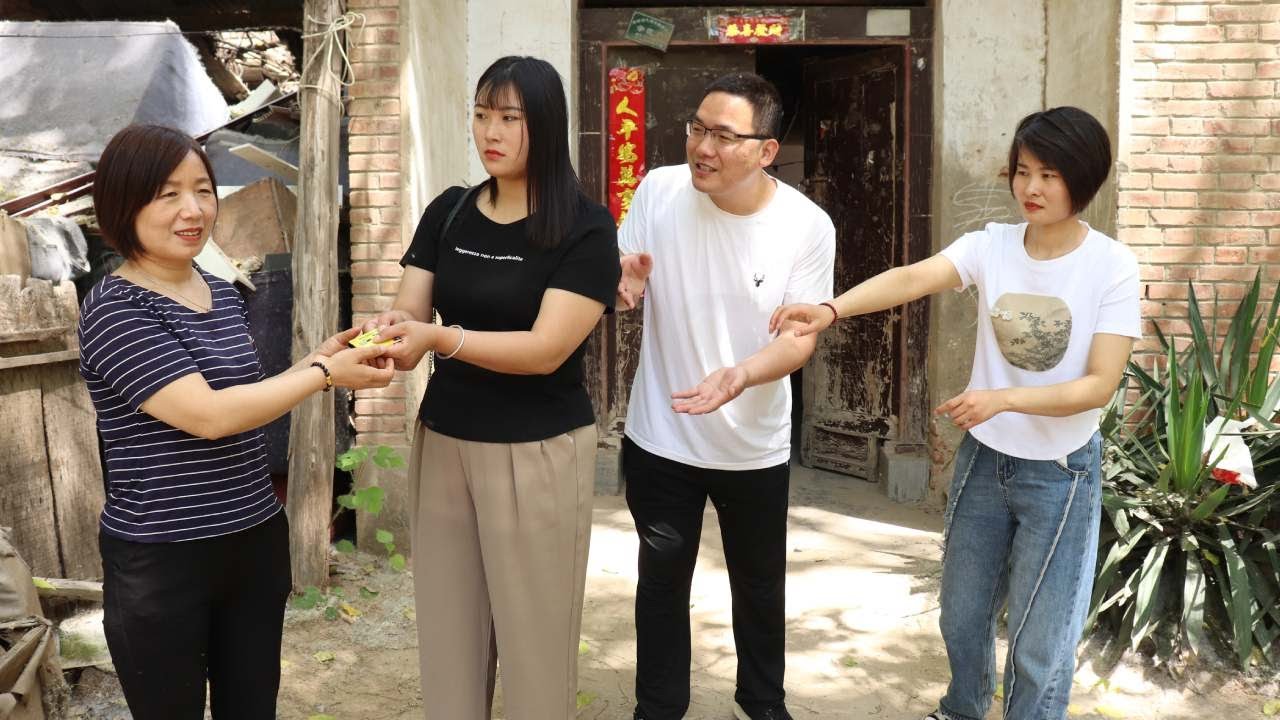 董事长妹妹装穷回老家,被哥哥赶出家门,后妈好心收留获百万家产 - YouTube