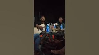 ketika kumpul bareng teman yg pandai nyanyi sama gitar...