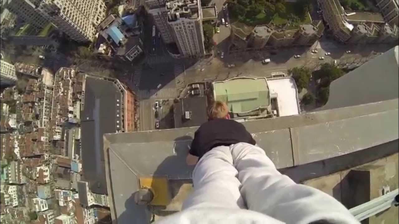 40 STORY BUILDING CLIMB and handstand on the edge!: stomach turning.