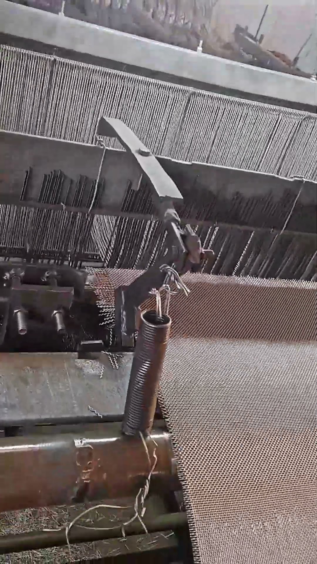 Stainless steel embossed mesh production process- Good tools and machinery make work easy