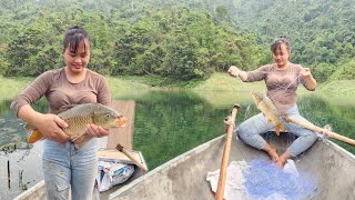 The girl cast her net all day long and caught big carp. My lucky day, selling fish for money