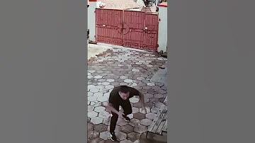 كاميرا المراقبه ترصد هجوم كلاب علي رجل في الشارع 