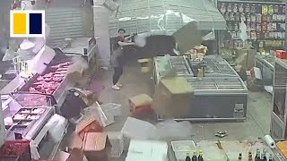 Strong wind causes chaos in supermarket in China