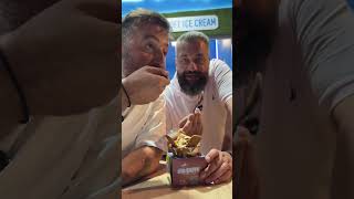 Το καλύτερο παγωτό μηχανής στην Αθήνα κάνει ο mr softy παρέα μου και 2 περαστικοί.