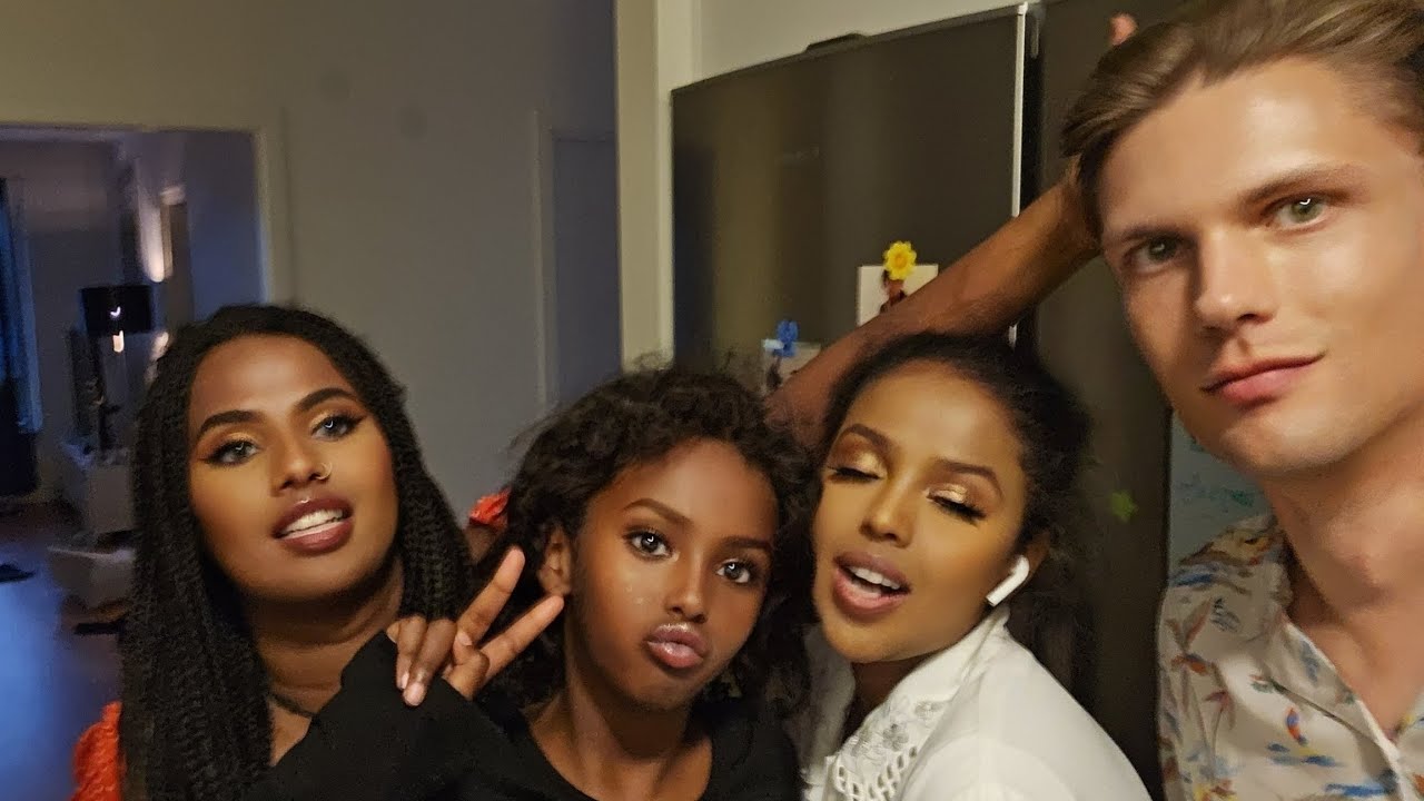 walashey iga yar oo aan ku xujeestay  in eesan qoslin si ee lacak uhesho