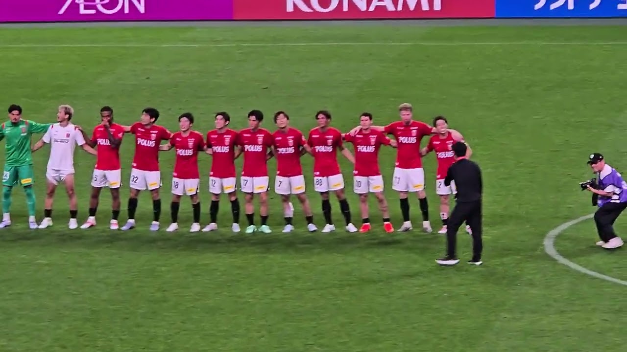 選手と共にWe are Diamonds♪～山根に飛びつくグスタフソン！ 浦和