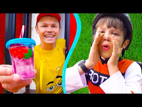 Катя и Макс играют в кафе с папой
