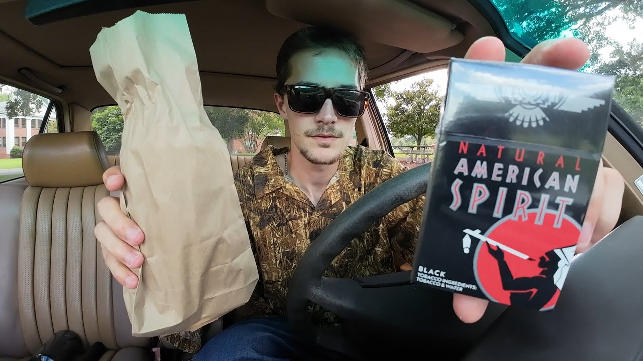 Покупка сигарет и алкоголя на автозаправочной станции с возможностью обслуживания автомобилей в США.