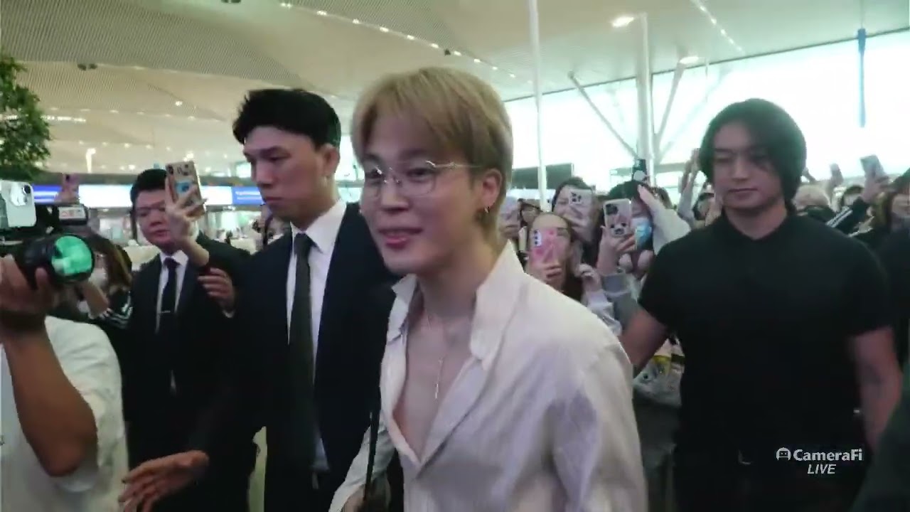 BTS Jimin, uncoordinated his shirt, and my heart was also uncoordinated (to Paris)