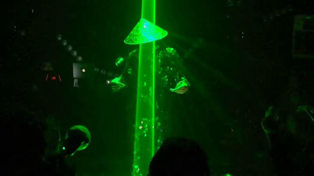 biểu diễn laser man