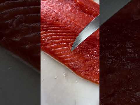 Video: Vai sockeye lasim vajadzētu smaržot pēc zivīm?