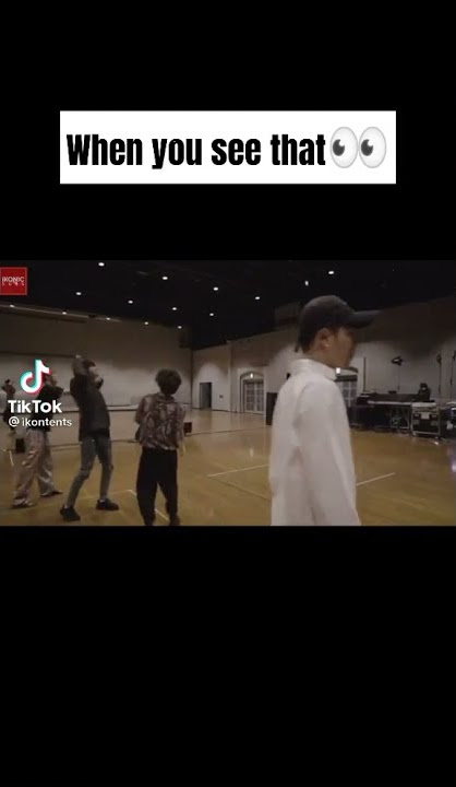 iKON jinhwan's hat is missing😏😏😏