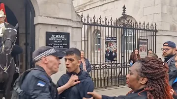 Rude mouthy chav calls the King's guard a sausage tries to fight me  gets handcuffed #thekingsguard