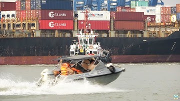 Sức mạnh kinh khủng của tàu lai dắt đưa tàu container khổng lồ vào cảng