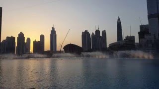 The Dubai Fountain / Wasserspiele Burj Khalifa beim Sonnenuntergang