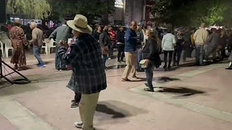 Plaza de Armas. Sábado de baile. Las arañas