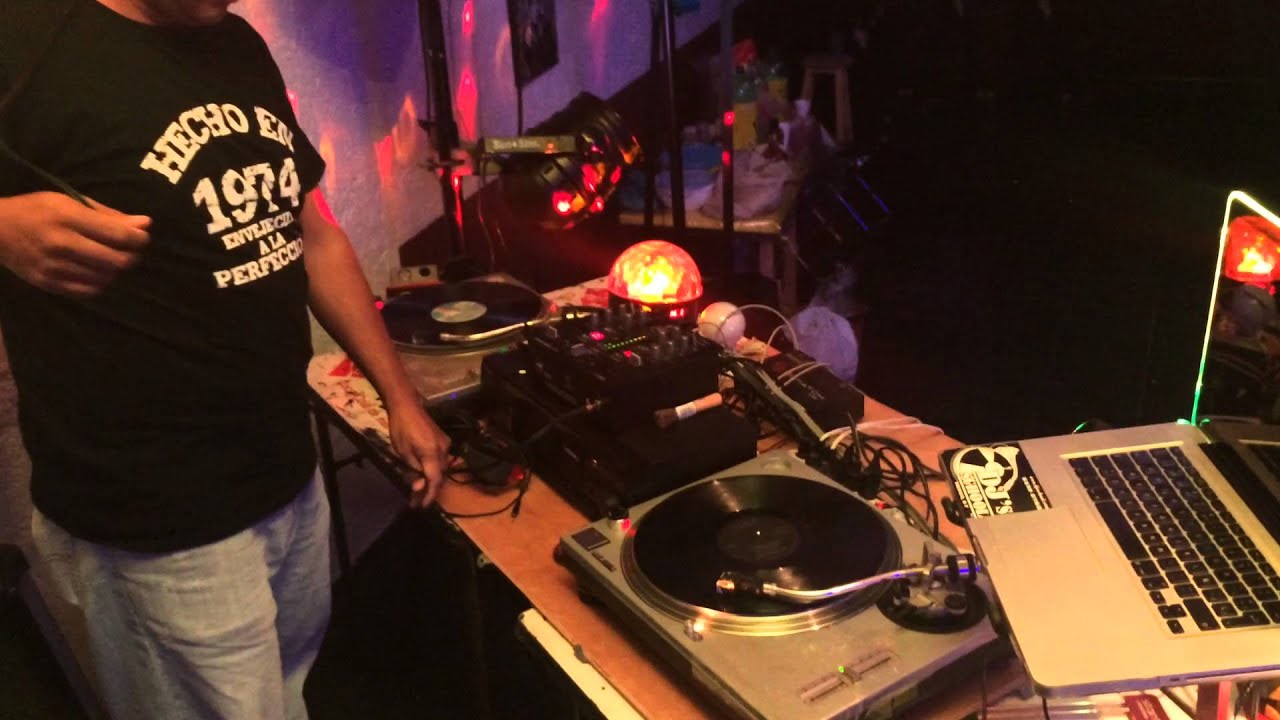 DJ CHAVA (BREAKFAST) SALVADOR GARCIA CASTELLANOS MIXING 80'S TURNTABLES