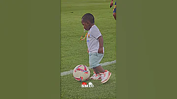 لامين يامال يلعب مع اخوه الصغير Football 