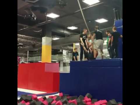 Когда одному  прыгать страшно )