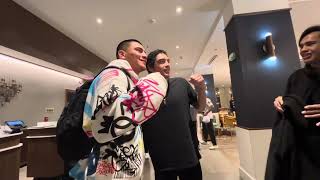 AFTER THE FIGHTS VERGIL ORTIZ BACK THE HOTEL GREETED BY MANY FANS - ESNEWS BOXING