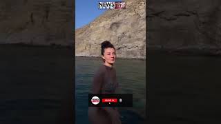 Burcu Özberk, denizin tadını çıkarıyor