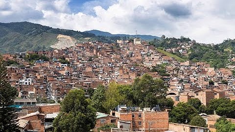 Comuna 13: A Journey Through History and Art (4 Minutes)