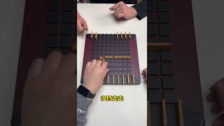 步步为营烧脑玩具pk,堵住对方去路,策略对战棋!小木人到达对方为获胜,一人有十块围墙可以拦住对方小木人,不能把路堵死,必须留出一个出口可前进。