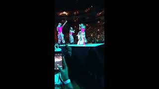 Ariana Grande - 7 rings  (Live from Sweetener World Tour)