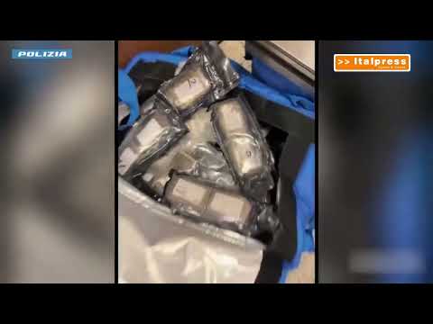 Video Polizia sequestra armi e 141 chili di droga a Torino, arrestato 26enne